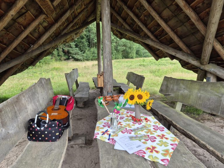 Ferienkiste und Ferienspaß mit Singen und Basteln in der Natur